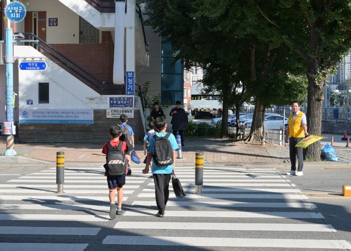 양평군의회, ‘군민과 함께하는 나눔 day’8월 행사, 양평초등학교 개학 첫날 등굣길 교통지도 봉사 실시