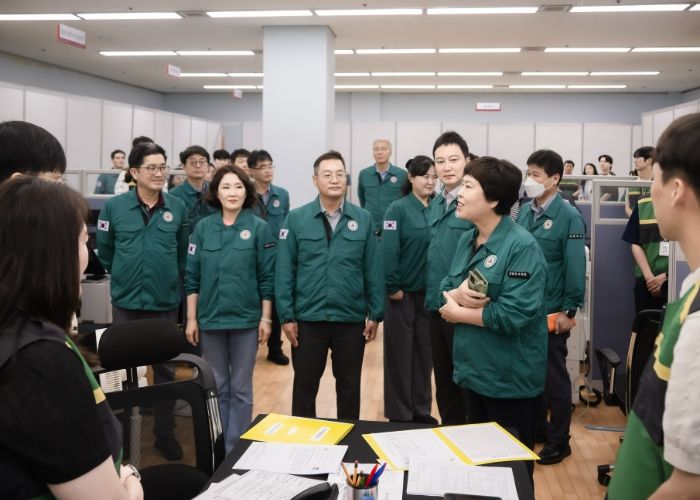 남양주시의회 이정애 부의장 및 의원들이 을지연습 주요 현황을 보고 받고 참가자들을 격려하고 있다.