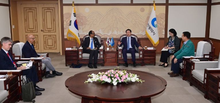 유정복 인천광역시장이 22일 시청 대접견실에서 카말 키쇼어(Kamal Kishore) UN 재난위험경감사무국(UNDRR) 신임 대표와 협력 방안 등을 논의하고 있다.