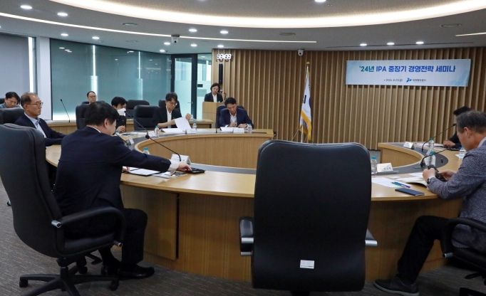 경영전략 세미나를 마치고 기념촬영을 하고 있다