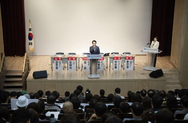 남양주시의회는 경기 동북부 공공의료원 설립 추진을 위한 2024 경기도 정책토론대축제에 참여했다.(사진 가운데 조성대 의장)