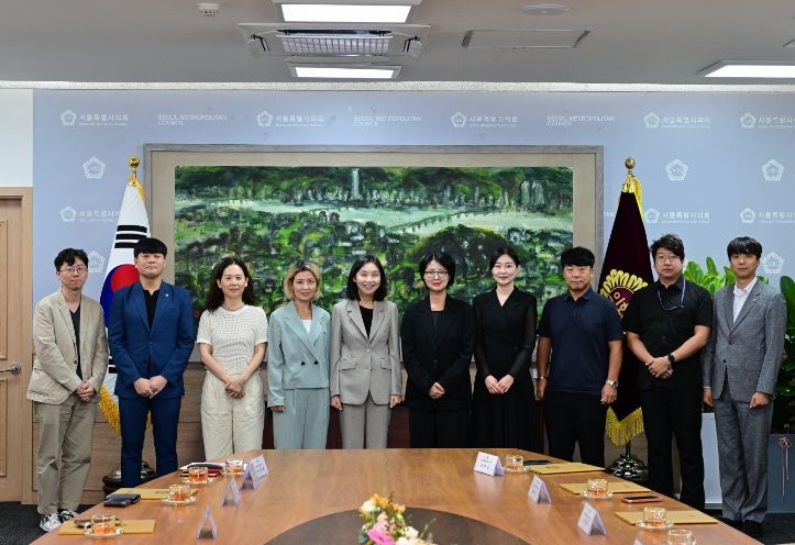 제11대 서울시의회 후반기 홍보물 편집위원회 위촉식에서 참석위원들과 기념촬영