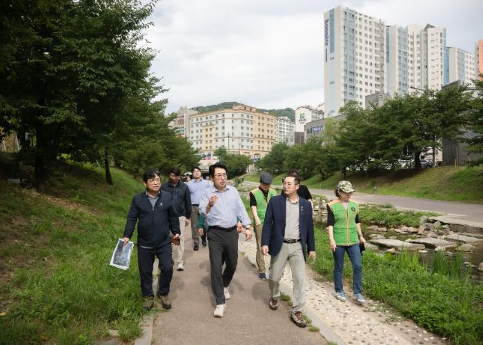 2024.08.27. 남양주시의회는 호평동 호만천 산책로 일대를 점검했다. 가운데 조성대 의장, 오른쪽 한근수 자치행정위원장