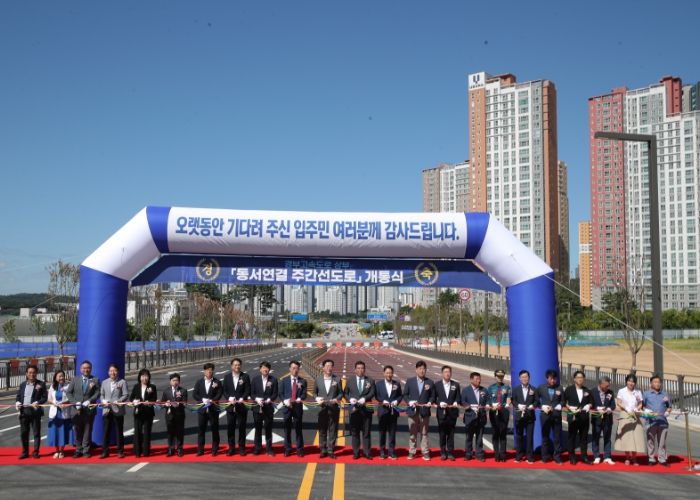 경부고속도로 상부동서연결 주간선도로 개통식에 참석한 화성시의회 소속 의원들과 단체