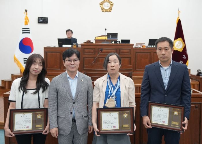 하남시의회 금광연 의장이 2일 적극행정 실천에 앞장선 ‘2024년 3분기 우수공무원’으로 선정된 공무원들과 기념사진을 찍고 있다. (사진_하남시의회 제공)