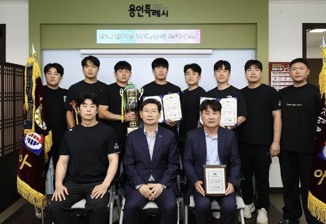 용인특례시 직장운동경기부 소속 검도팀의 우승 트로피 봉납식이 2일 시청 시장실에서 열렸다