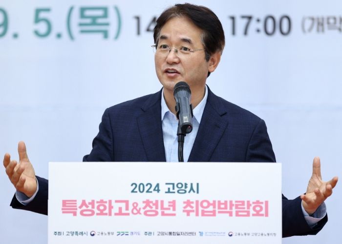 2024 고양시 특성화고&청년 취업박람회에서 인사말 중인 이동환 고양특례시장