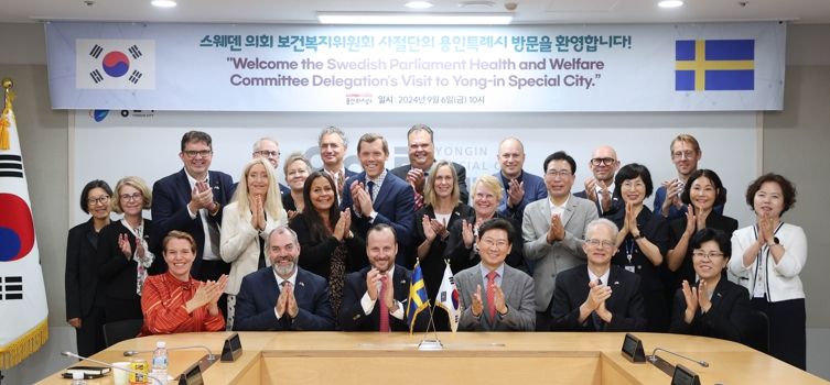 이상일 용인특례시장은 6일 시청을 방문한 스웨덴 의회 보건복지위원회 대표단과 간담회를 갖고 기념촬영했다
