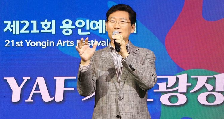 이상일 용인특례시장이 7일 저녁에 동백호수공원에서 열린 '제21회 용인예술제' 무대 위에서 인사말을 하고 있다.