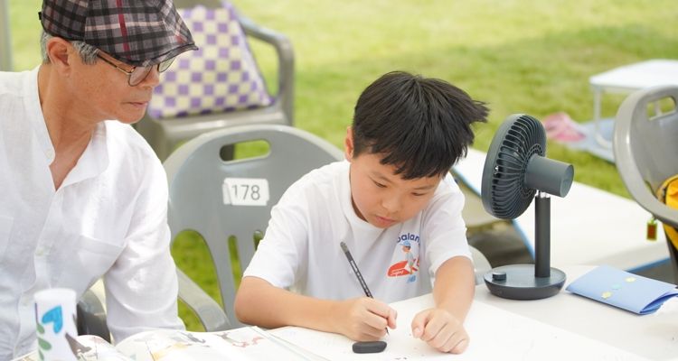 광명시가 제4회 광명시 평화주간을 앞두고 지난 7일 안양천 햇무리광장에서 학생미술대회를 성황리에 개최했다. 유아부터 초·중·고등학생까지 다양한 연령대의 참가자 200여 명이 ‘일상에서의 평화’와 ‘독립운동과 평화통일’이라는 주제로 그림을 그리며 함께 온 가족들과 즐거운 시간을 보냈다.