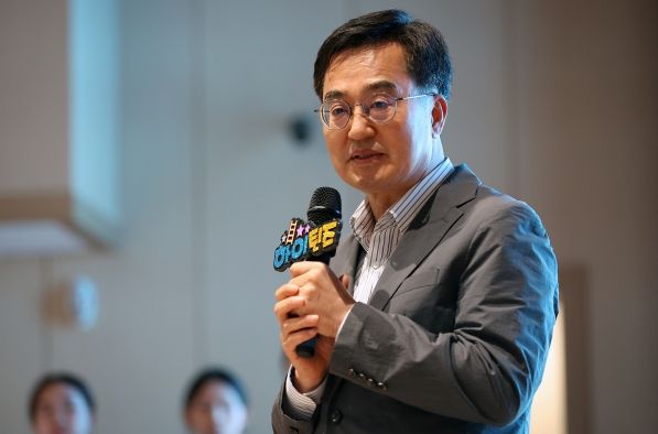 7일 오후 경기도인재개발원 대강당에서 열린 2024 경기 청소년 사다리 하이틴즈에서 김동연 경기도지사가 마무리말씀을 하고 있다.