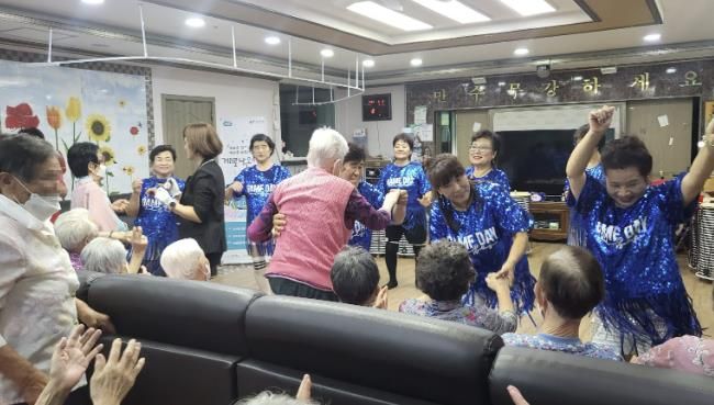 포천시 화현면 주민자치회 놀타팀, ‘찾아가는 방문 공연’ 펼쳐