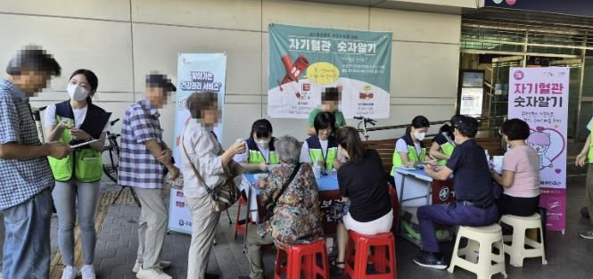 구리역 광장에서 심뇌혈관질환 예방관리 주간을 맞아 ‘레드서클 캠페인’을 진행했다.