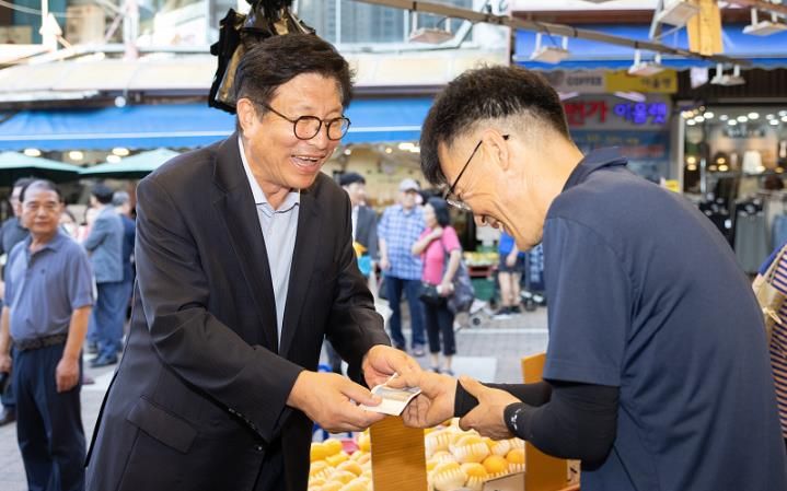 도성훈 인천광역시교육감, 추석 앞두고 전통시장 장보기 행사 참여