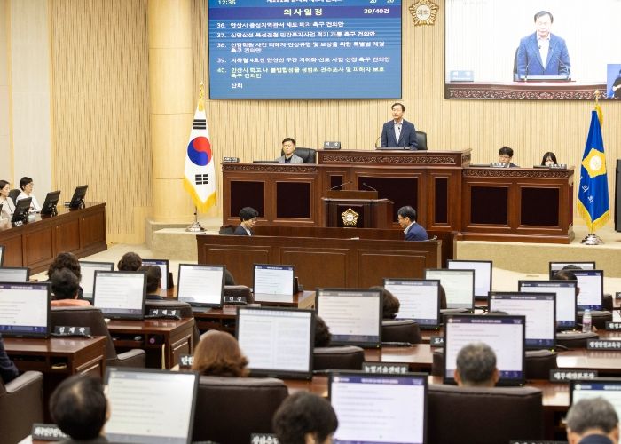 안산시의회가 12일 제292회 임시회 제3차 본회의를 열고 안건을 의결하면서 18일간의 회기를 마쳤다. 사진은 이날 본회의 중 한 장면.