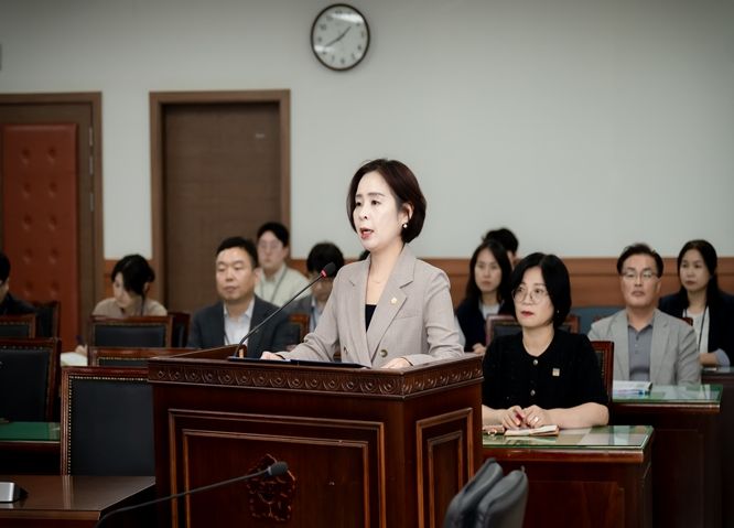 정현미 의원이 남양주시의회 제306회 임시회 자치행정위원회에서 조례 대표 발의를 하고 있다.