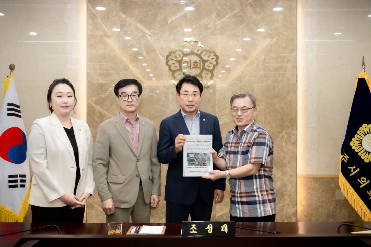 2024.09.19. 남양주시의회는 차산초등학교 통학로 관련 간담회를 가졌다. (사진좌측, 왼쪽에서 세 번째) 조성대 의장이 차산리 도로 확장 관련 서명부를 전달받았다.