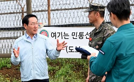 유정복 인천광역시장이 9월 18일 강화군 송해면 당산리 대남 소음방송 현장을 찾아 군 관계자로부터 현황을 보고받고, 주민들의 애로사항을 청취하고 있다.
