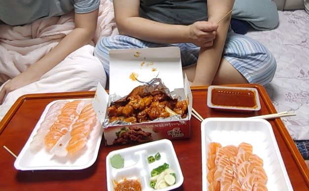 상품권으로 식사하는 모습