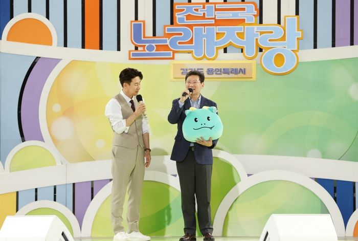 이상일 용인특례시장이 21일 용인실내체육관에서 열린 'KBS 전국노래자랑' 녹화장에서 진행자 남희석에게 용인특례씨 캐릭터 '조아용'을 소개하고 있다.