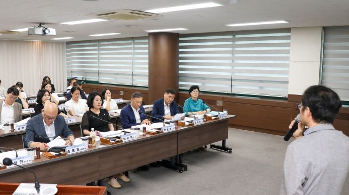 안산시의회 의원연구단체 ‘기금의 정석’이 지난 20일 의회 대회의실에서 ‘안산시 기금의 성과 분석 및 정비·관리 방안 마련 연구용역’ 중간 보고회를 개최했다.