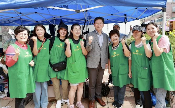 이상일 용인특례시장은 22일 기흥구 영덕동 젊음의 광장에서 열린 ‘흥덕 어울림 한마당’ 행사 현장을 찾아 주민들과 만났다