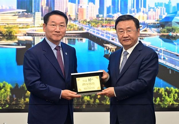 유정복 인천광역시장이 25일(현지시간) 중국 선양시위원회 접견실에서 왕 신 웨이(王新伟) 선양시 서기를 접견하고 기념패를 전달하고 있다.