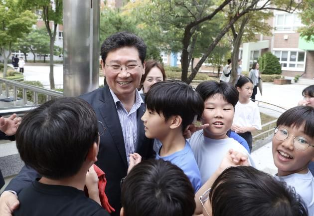 이상일 용인특례시장이 고림초를 찾아 학생들의 인사에 화답하고 있다.