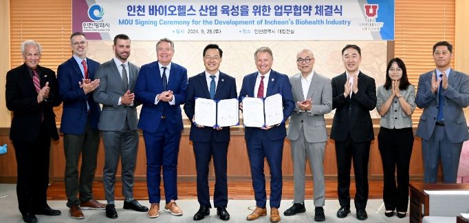 하병필 행정부시장이 28일 시청 접견실에서 열린 '인천시-유타대, 인천 바이오헬스산업 육성 업무협약 체결식'에서 테일러 랜달 유타대학교 총장과 협약을 체결하고 있다.