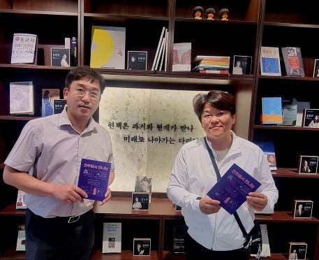 하남시의회 의원연구단체인 ‘도시브랜드 및 관광컨텐츠 개발 연구회’ 임희도‧박선미 의원이 9월 26일 전주 완산구 풍남동에 소재한 '동문헌책도서관'을 방문해 전국 최초의 도서관 관광 프로그램인 ‘전주 도서관 여행’을 만끽했다. (사진_하남시의회 제공)