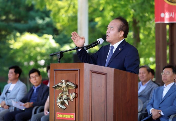 성남시의회, 해병대전우회 율동공원 호수 수중 및 주변 정화활동 참석
