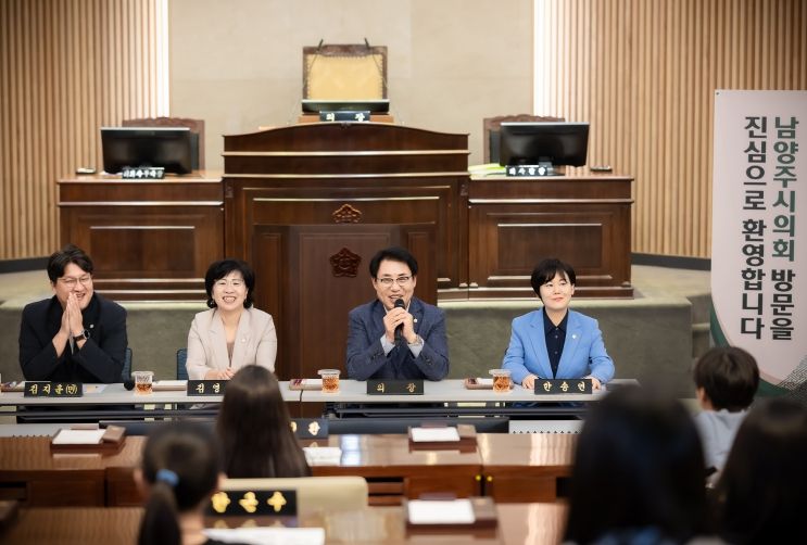 남양주시의회 조성대 의장(좌측에서 세 번째)이 와부읍 청소년자치위원회 학생들의 질문에 답변하고 있다.