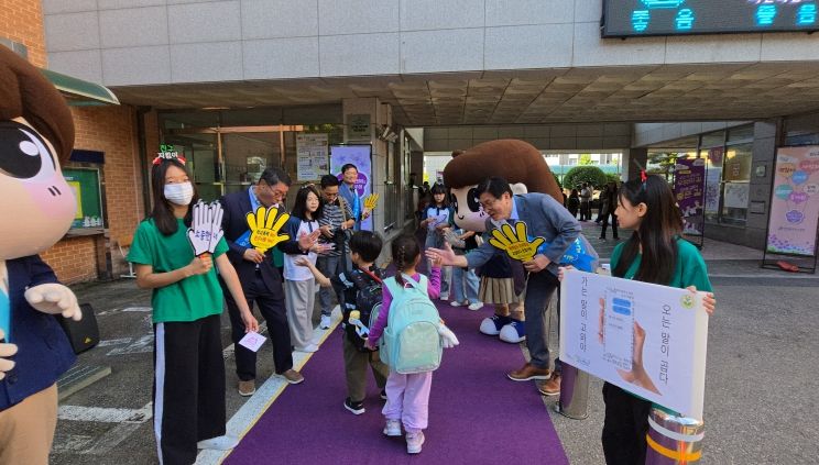 학교로 찾아가는 등굣길 학교폭력 예방 캠페인 “제비꽃길 캠페인”
