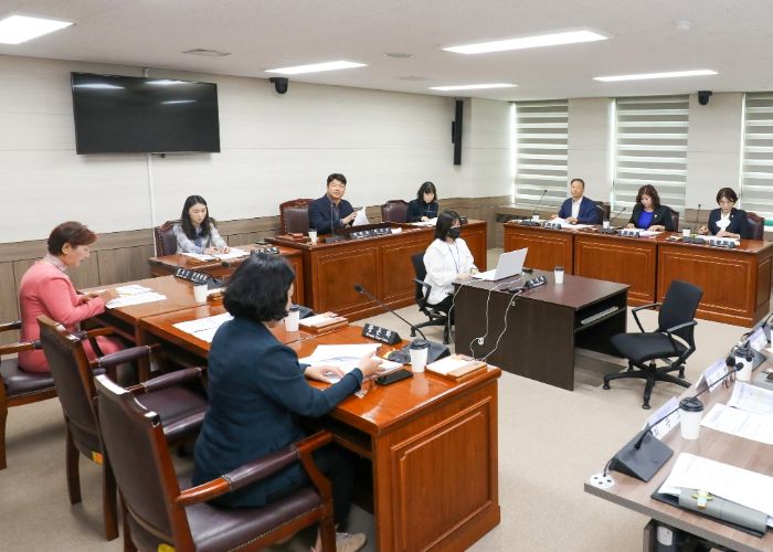안산시의회가 7일 제292회 임시회 폐회중 의회운영위원회를 열어 제293회 임시회의 의사일정을 확정했다. 사진은 이날 열린 폐회중 의회운영위원회 중 한 장면.