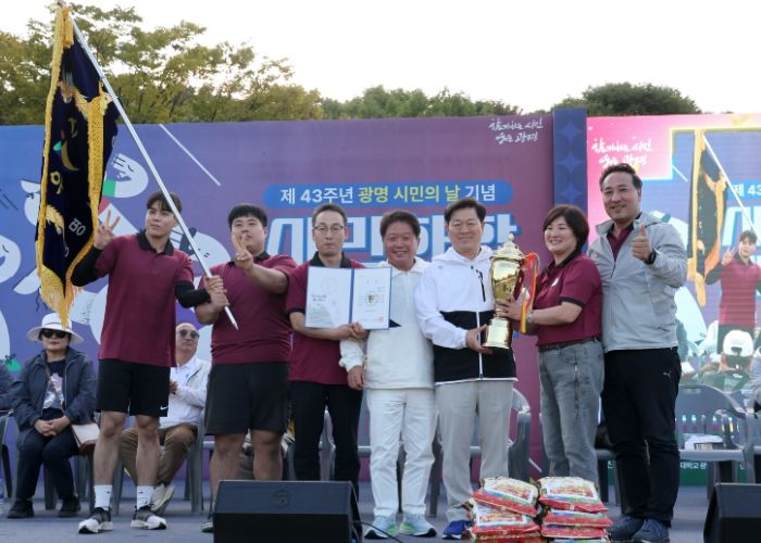 광명시(시장 박승원)가 지난 5일 광명시민체육관 잔디광장에서 제43회 시민의 날을 맞아 개최된 시민화합체육대회를 성황리에 마무리했다. 사진은 종합우승한 소하1동 대표들(빨간색 셔츠)이 유상기 광명시체육회장(왼쪽 네번째), 박승원 광명시장(왼쪽 다섯번째), 김용성 도의원(왼쪽 일곱번째)와 함께 기념촬영을 하는 모습.