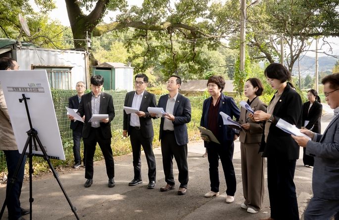 2024.10.08. 남양주시의회 자치행정위원회 위원들이 공유재산관리계획안의 효율적인 심사를 위해 퇴계원의 심의대상지를 현장점검하고 있다.