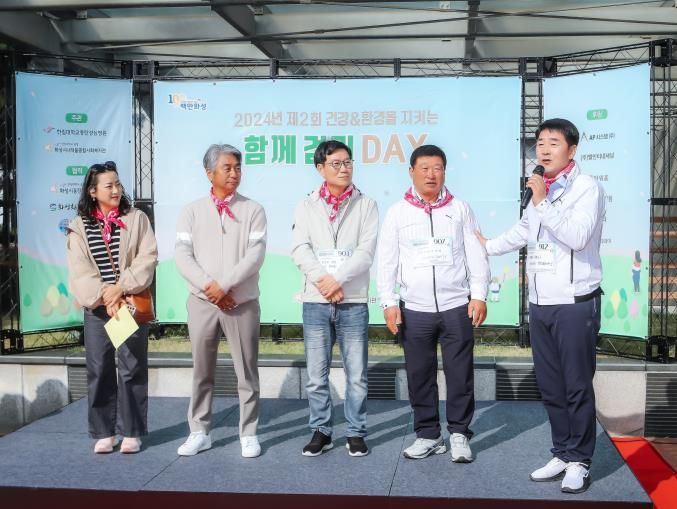 무대 인사 중인 화성시의회 의원들