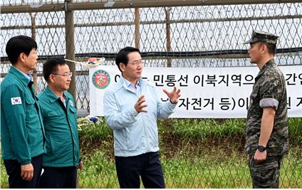 유정복 인천광역시장이 9월 18일 강화군 송해면 당산리 대남 소음방송 현장을 찾아 군관계자로부터 현황을 보고받고 현장을 점검하고 있다.