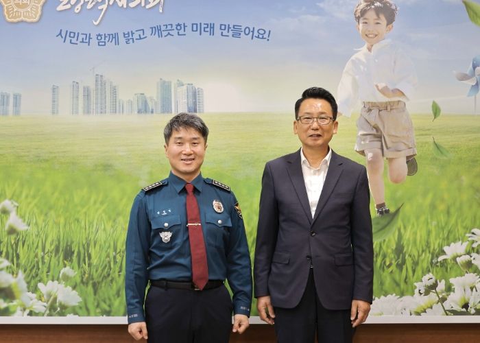장정진 평택시경찰서장(좌) 강정구 평택시의회 의장 (우)