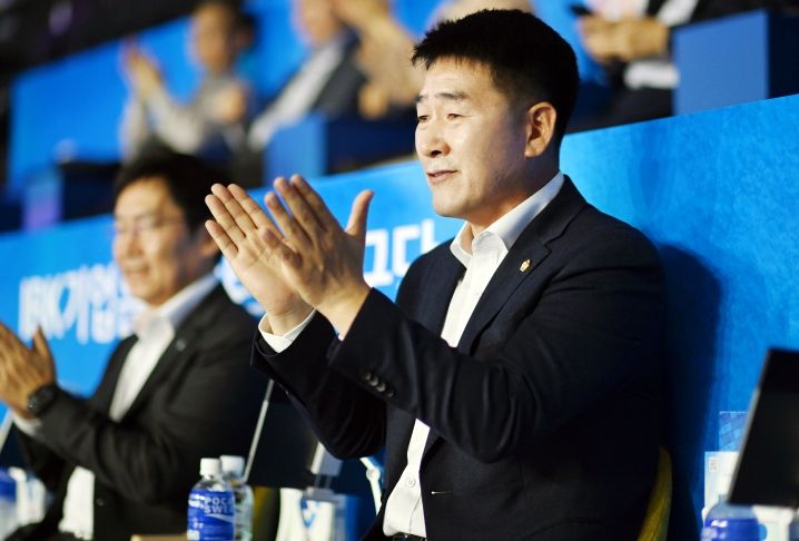 선수단을 응원하는 배정수 의장