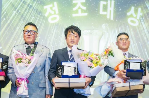 화성시의회 유재호 의원(가운데)이 2024 정조대상 의정분야 부문 수상 후 기념촬영을 하고 있다.