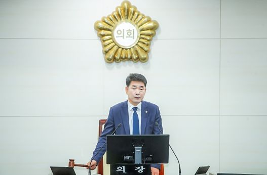 제236회 임시회 2차 본회의 의사봉 타봉하는 배정수 의장