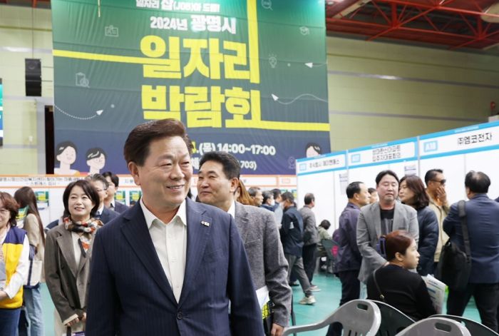 광명시는 지난 24일 오후 광명시민체육관에서 ‘일자리 잡(Job)아 드림! 2024 광명시 일자리박람회’를 성황리에 개최했다. 사진은 박승원 광명시장이 일자리박람회를 방문해 현장을 둘러보는 모습.