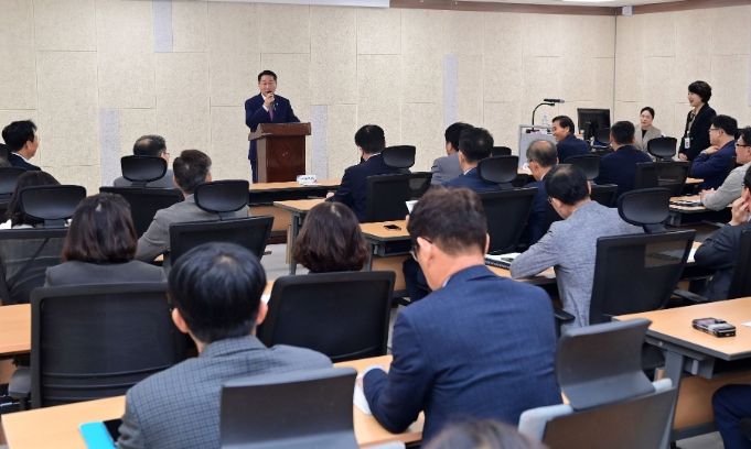 유정복 인천광역시장이 29일 시청 공감회의실에서 열린 '고위공직자 맞춤형 폭력 예방 교육'에서 인사말을 하고 있다.