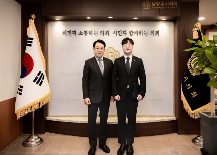 2024.10.31. 남양주시의회는 홍지형 변호사를 법률고문으로 신규 위촉했다 사진 좌측(조성대 의장), 사진 우측(홍지형 변호사)