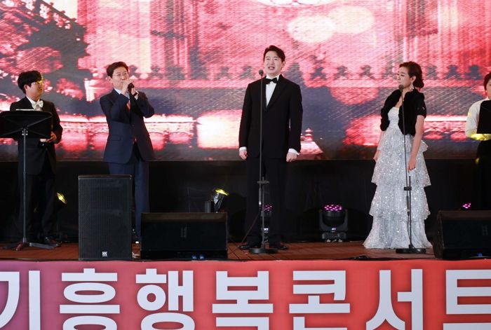 11월 1일 기흥구 구갈동 강남근린공원에서 열린 '기흥행복콘서트'에서 이상일 시장이 성악가 손혜수, 윤정빈과 함께 이탈리아 가곡 '오 솔레 미오'를 부르고 있다.