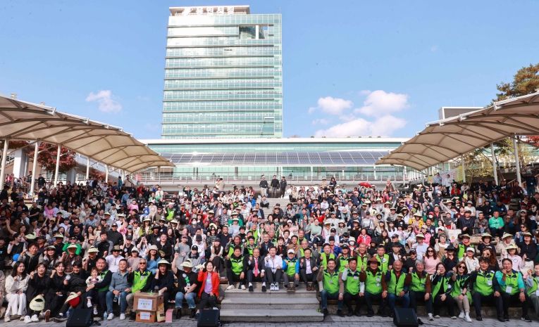 이상일 용인특례시장이 3일 '용인애향회 가족과 함께하는 행복한 걷기대회' 참가자들과 기념촬영 하고 있다.