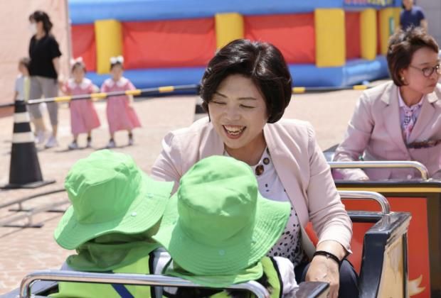 신계용 과천시장이 2023년 5월 열린 과천시 어린이 안전축제에서 어린이들과 웃으며 대화하고 있는 모습.