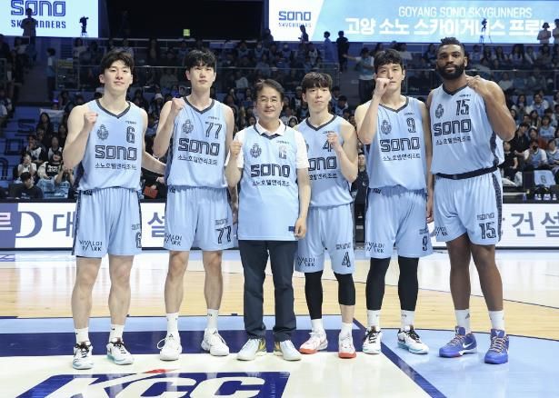 이동환 고양특례시장(왼쪽 세번째)과 고양 소노 스카이거너스 선수들