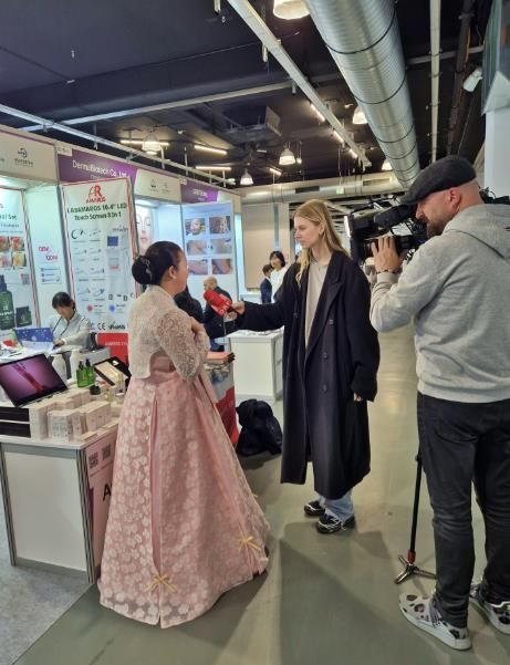 오스트리아 공영방송(ORF)에서 성남기업(아마로스, 대표 김선아) 인터뷰 진행 모습